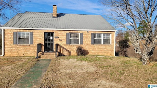 view of front of property featuring a front lawn