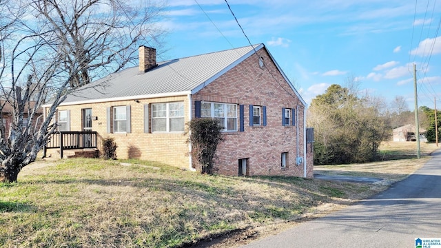 view of side of property featuring a lawn