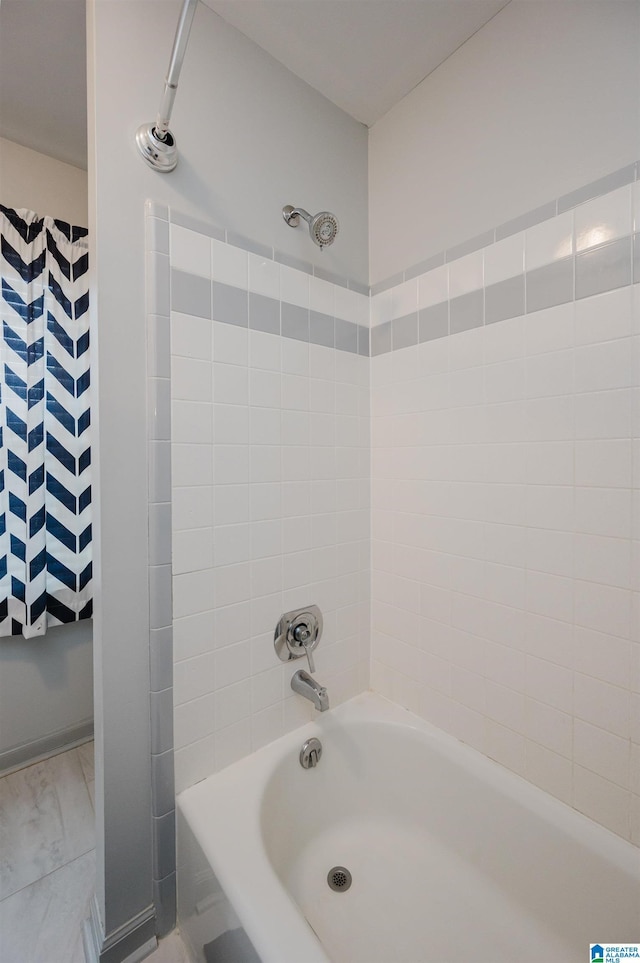 bathroom with tiled shower / bath combo