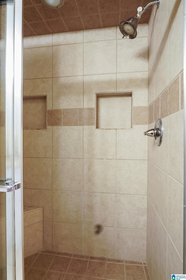 bathroom featuring a tile shower