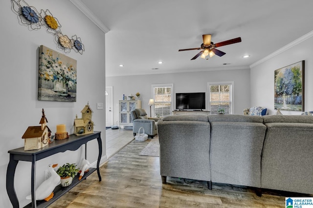 living room featuring recessed lighting, wood finished floors, a ceiling fan, and crown molding