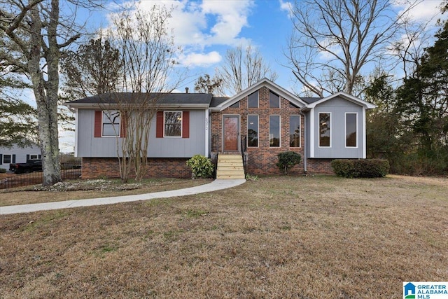 view of front facade featuring a front yard