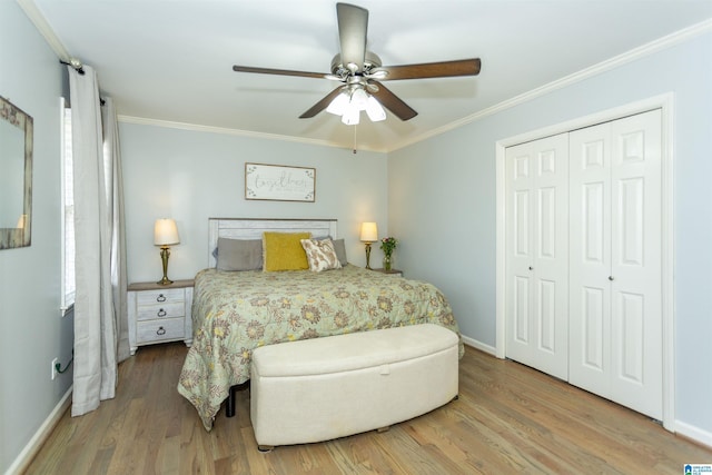 bedroom with crown molding, hardwood / wood-style floors, ceiling fan, and a closet