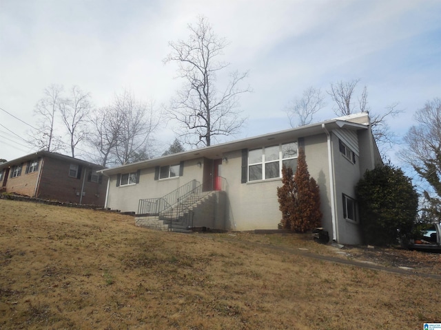 view of front of house featuring a front yard