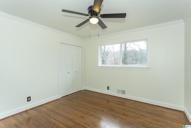 unfurnished room featuring dark wood-type flooring, ornamental molding, and ceiling fan