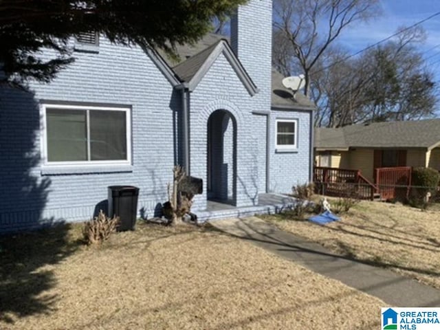 view of front of house with a front yard