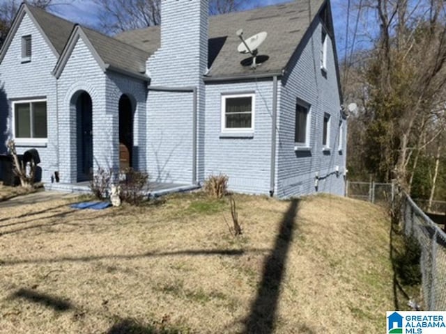 view of front of property featuring a front lawn