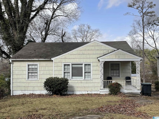 view of front of home featuring a porch and a front lawn