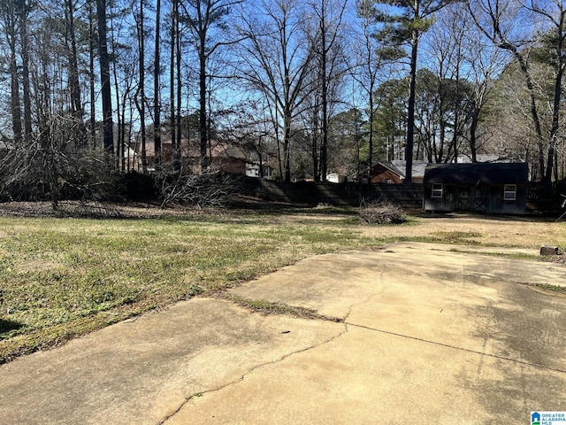 view of yard featuring an outbuilding