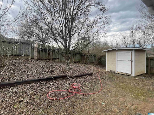 view of yard featuring a storage shed