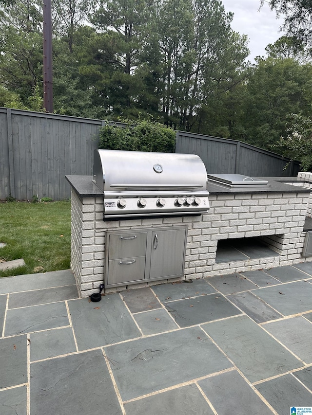 view of patio with an outdoor kitchen and grilling area