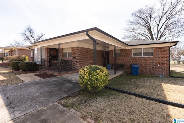 view of front of house featuring a carport and a front yard