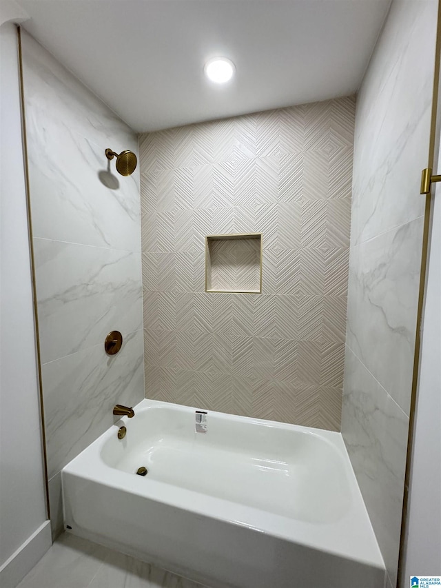 bathroom featuring tiled shower / bath combo