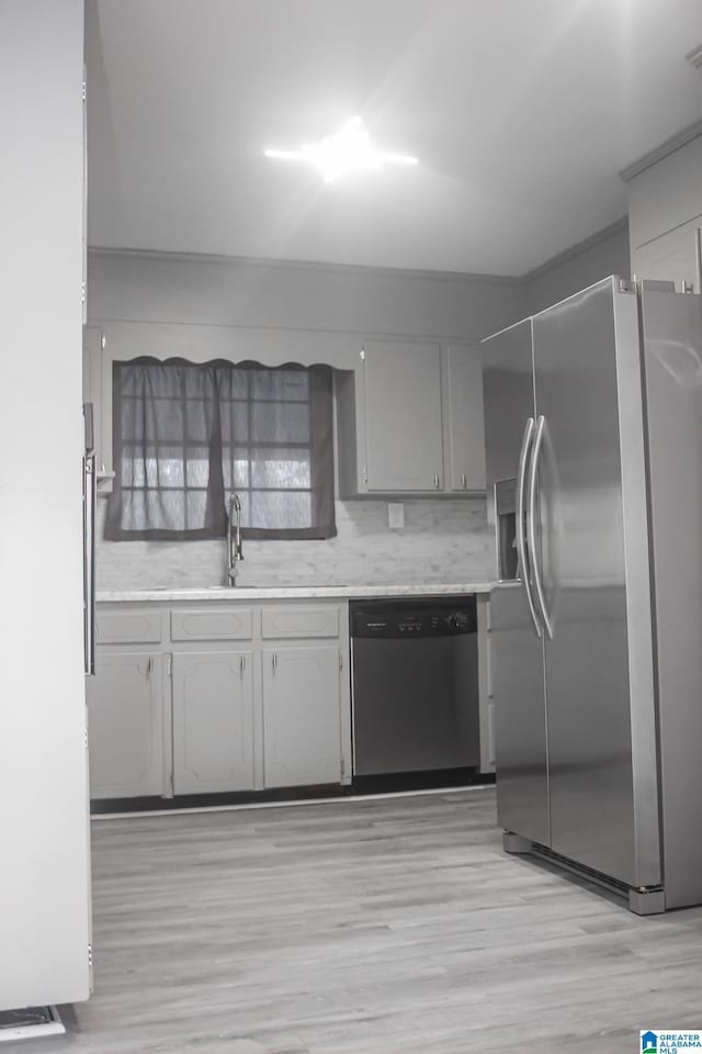 kitchen featuring stainless steel appliances, sink, and decorative backsplash