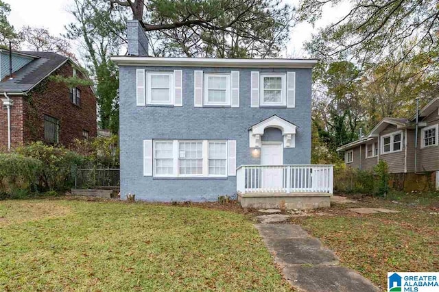 view of front facade with a front lawn