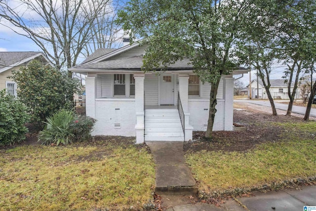 view of front of home featuring a front lawn