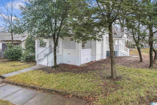 view of side of property featuring a yard