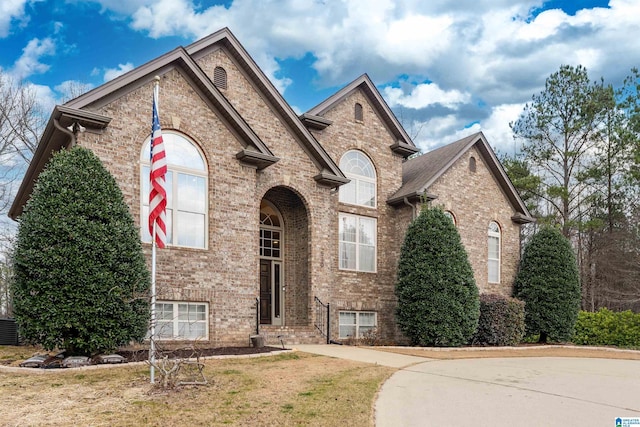 view of front of house featuring a front lawn