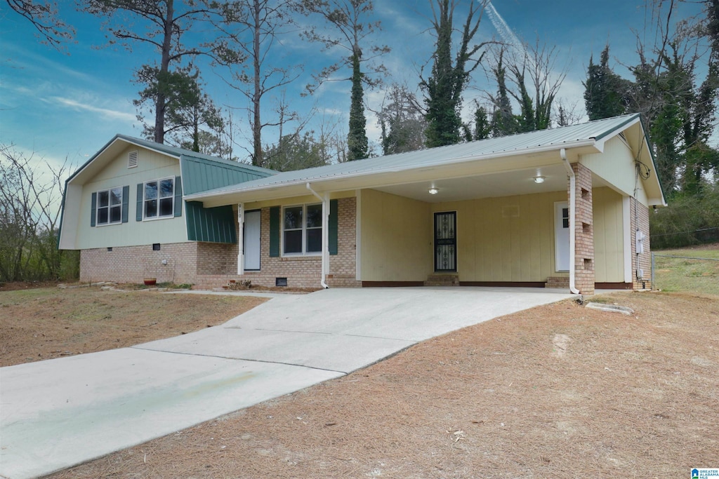 view of front facade featuring a carport