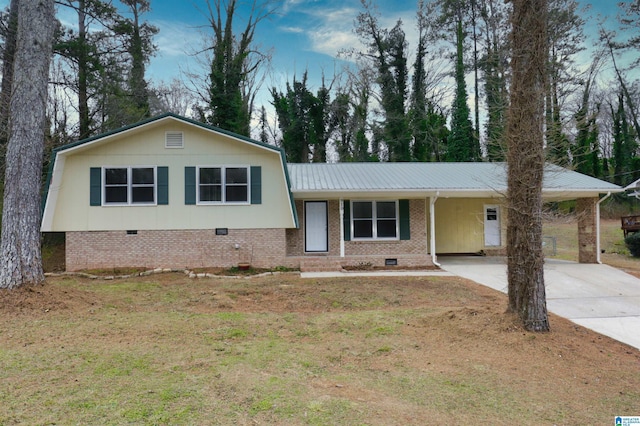 view of front of home with a carport and a front lawn