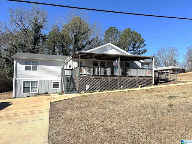 view of front facade with covered porch and a front lawn