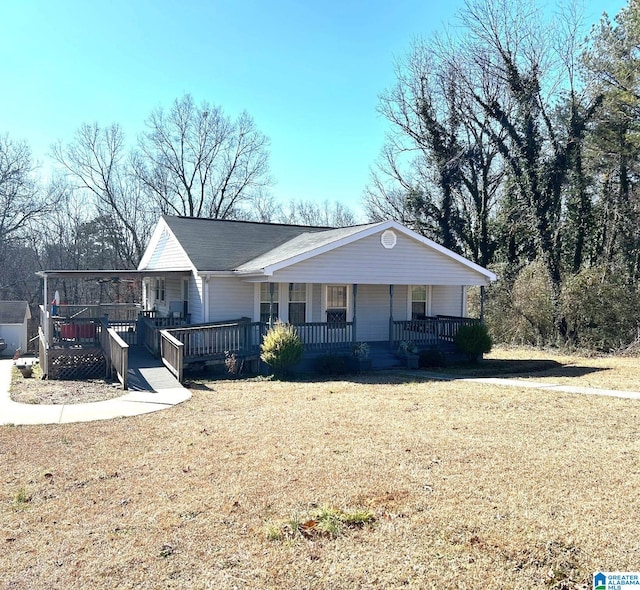 view of front facade featuring a front yard and covered porch