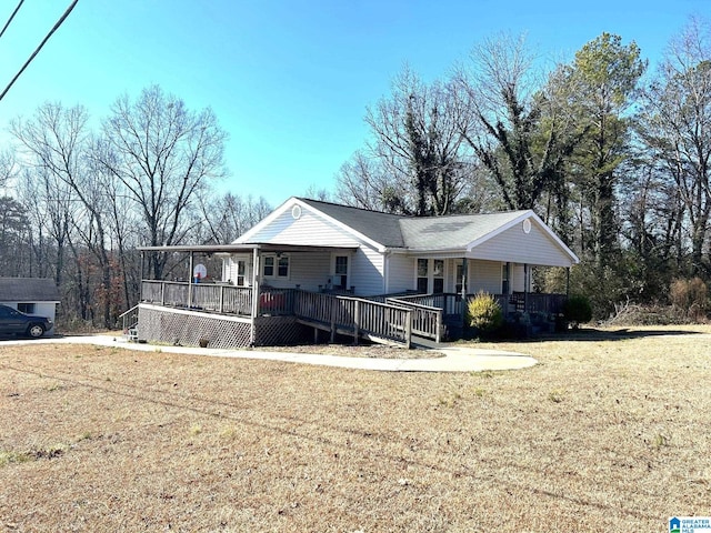 single story home featuring a front yard and covered porch