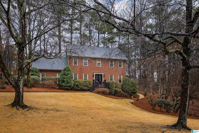 view of front of property with a front yard