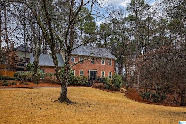 view of front of house featuring a front lawn