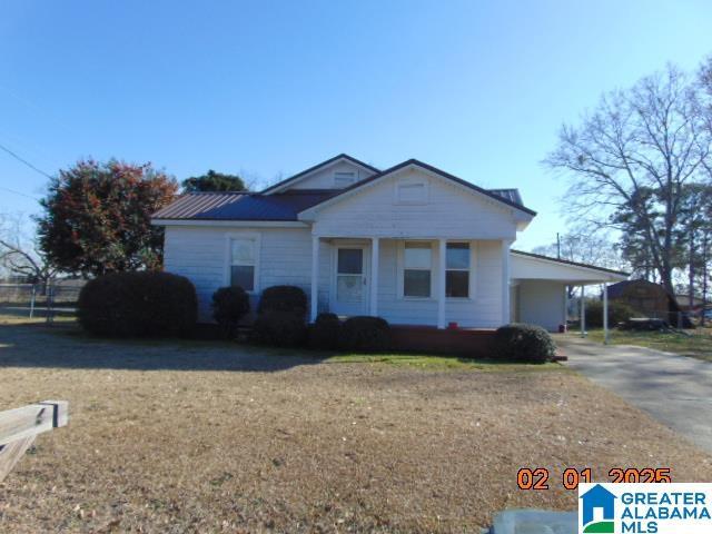 view of front of home with a carport and a front yard