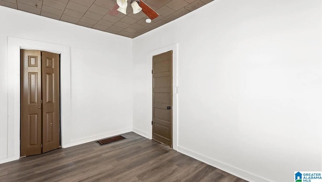 unfurnished room featuring dark hardwood / wood-style flooring and ceiling fan