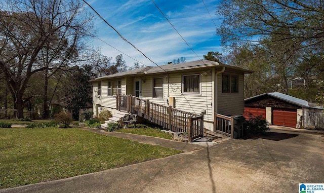 view of front facade featuring a garage, an outdoor structure, and a front lawn