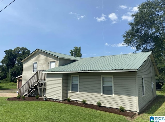 view of front of home with a front lawn