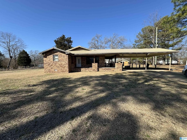 view of front of property featuring a front lawn and a carport