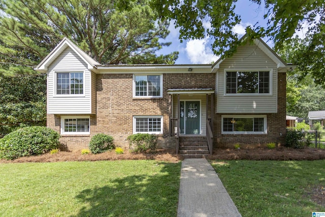 split foyer home with a front yard