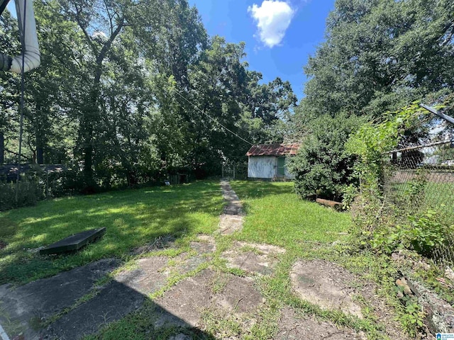 view of yard featuring a storage shed