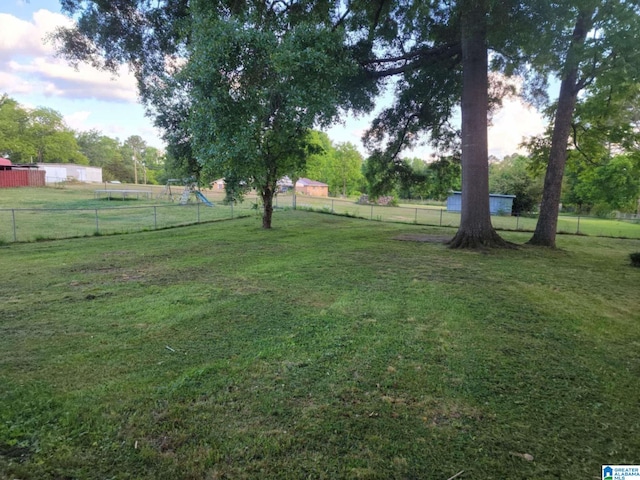 view of yard featuring a rural view