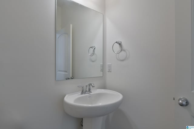 bathroom featuring sink