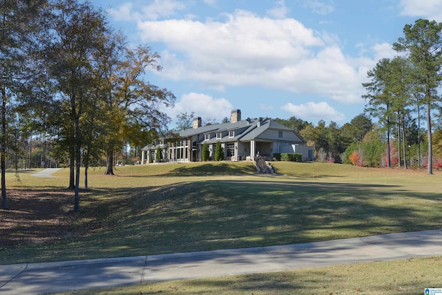 view of front of property featuring a front yard