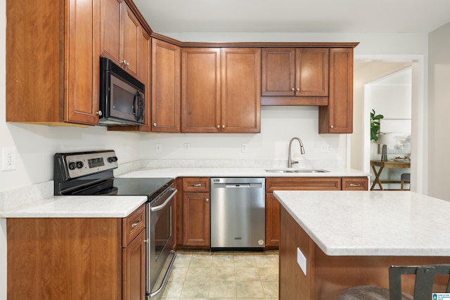 kitchen featuring sink, a kitchen breakfast bar, and appliances with stainless steel finishes