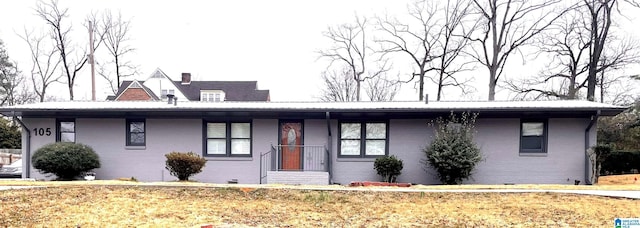 view of front facade featuring a front yard