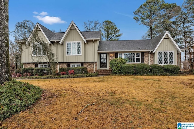 view of front of house featuring a front lawn