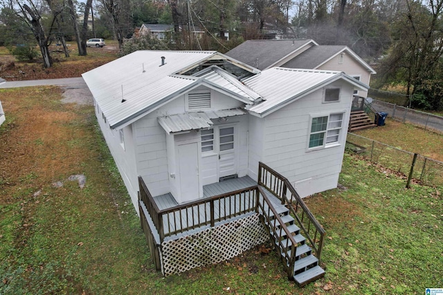 view of front facade with a front yard