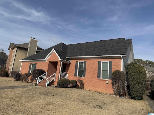 view of front of property featuring a front yard