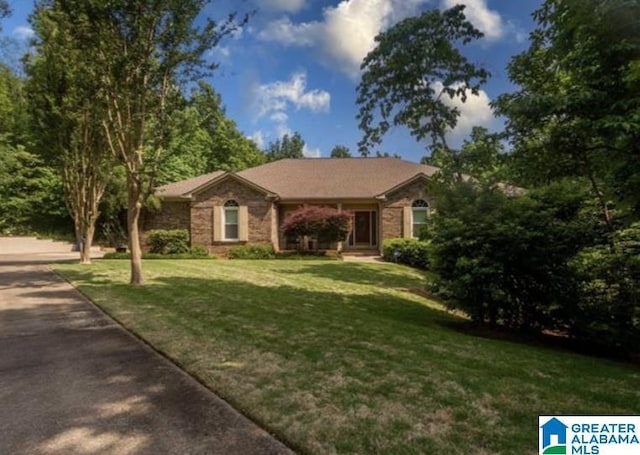 single story home featuring a front lawn