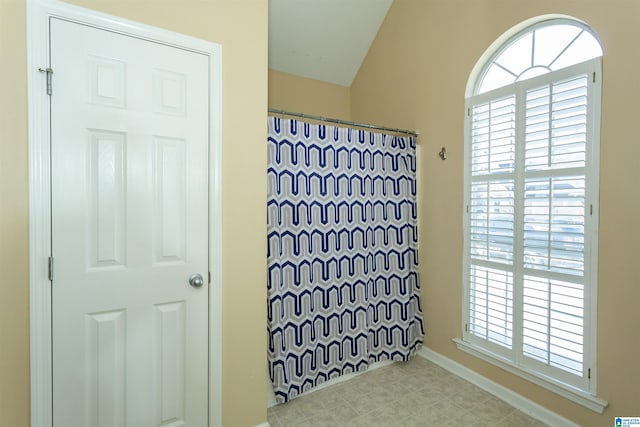 bathroom featuring a shower with shower curtain