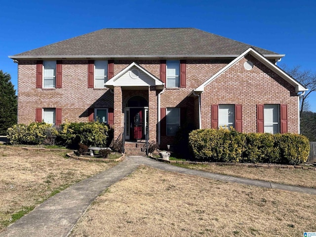 view of front property featuring a front lawn