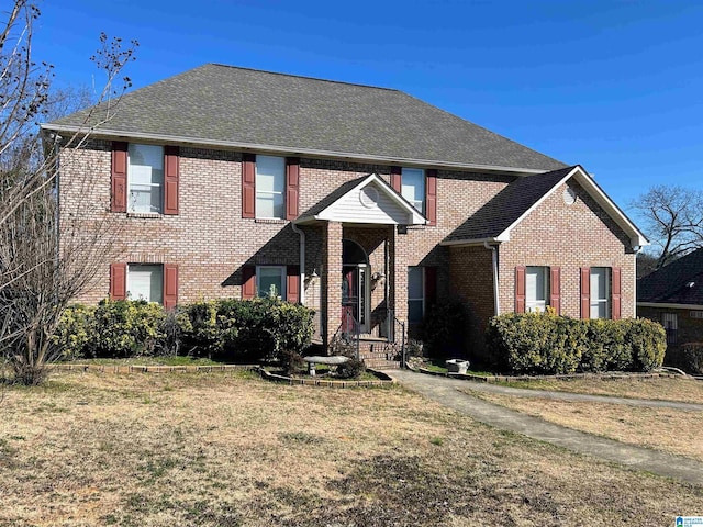 view of front property featuring a front lawn