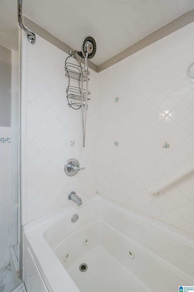 bathroom with tiled shower / bath