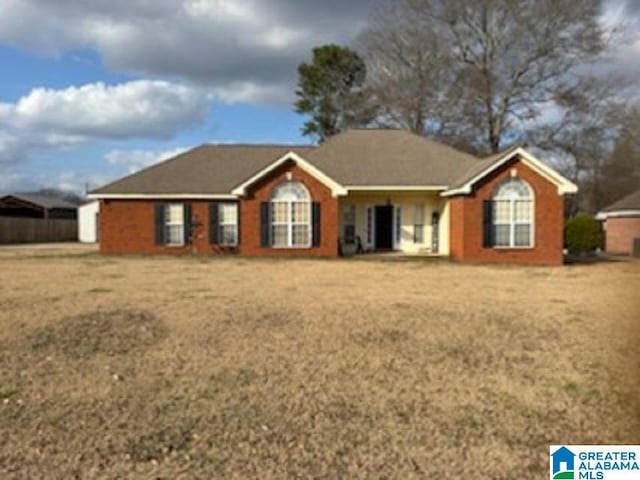 single story home featuring a front lawn